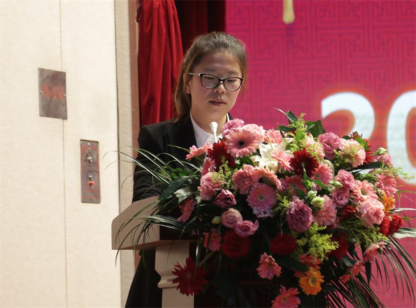 集團(tuán)執(zhí)行總裁、江蘇南佛園林公司總經(jīng)理石偉偉同志宣讀人事任免決定
